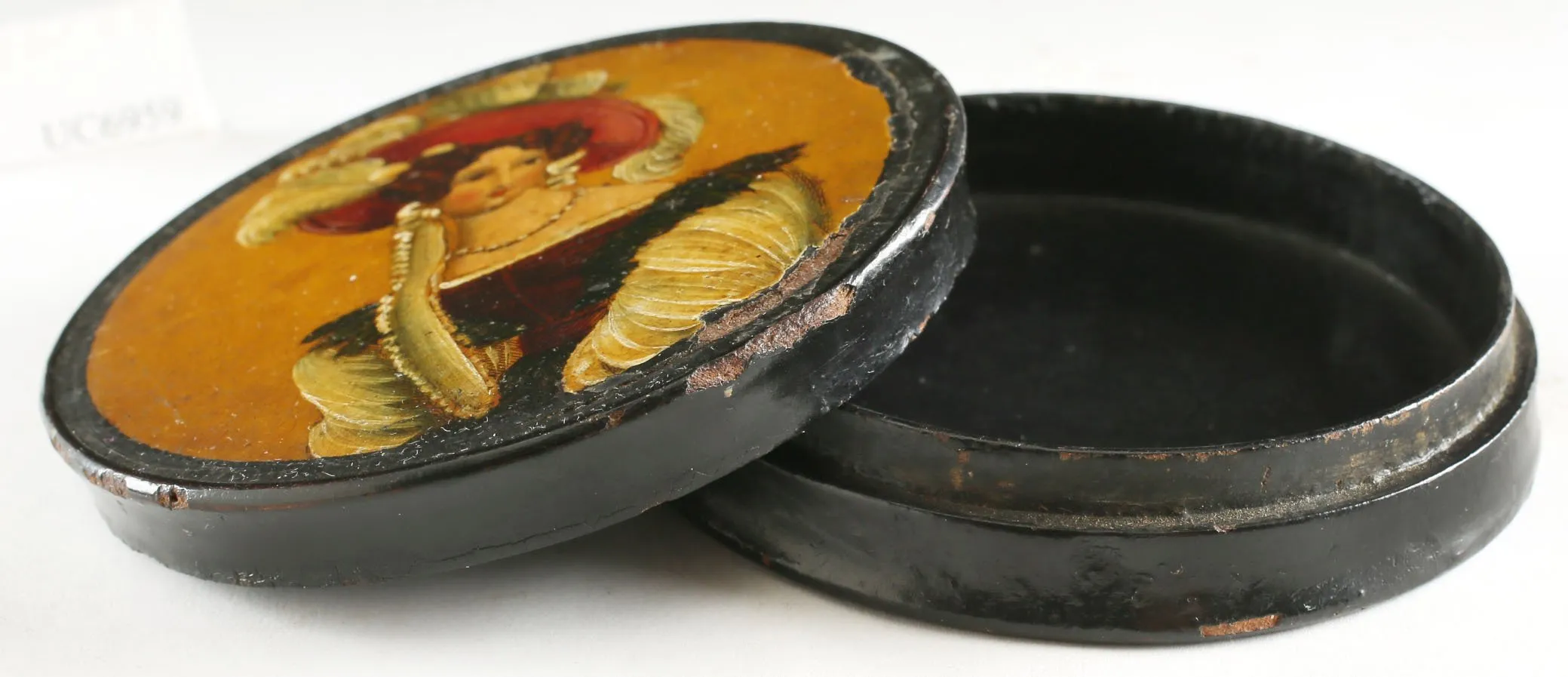 CHARMING EUROPEAN SNUFF BOX