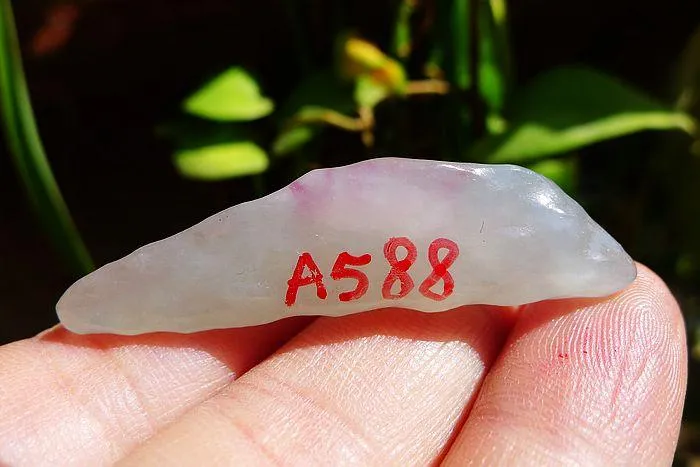 Natural Jade Rough Jadeite Raw (8.5g,4.7X1.4X0.95cm)
