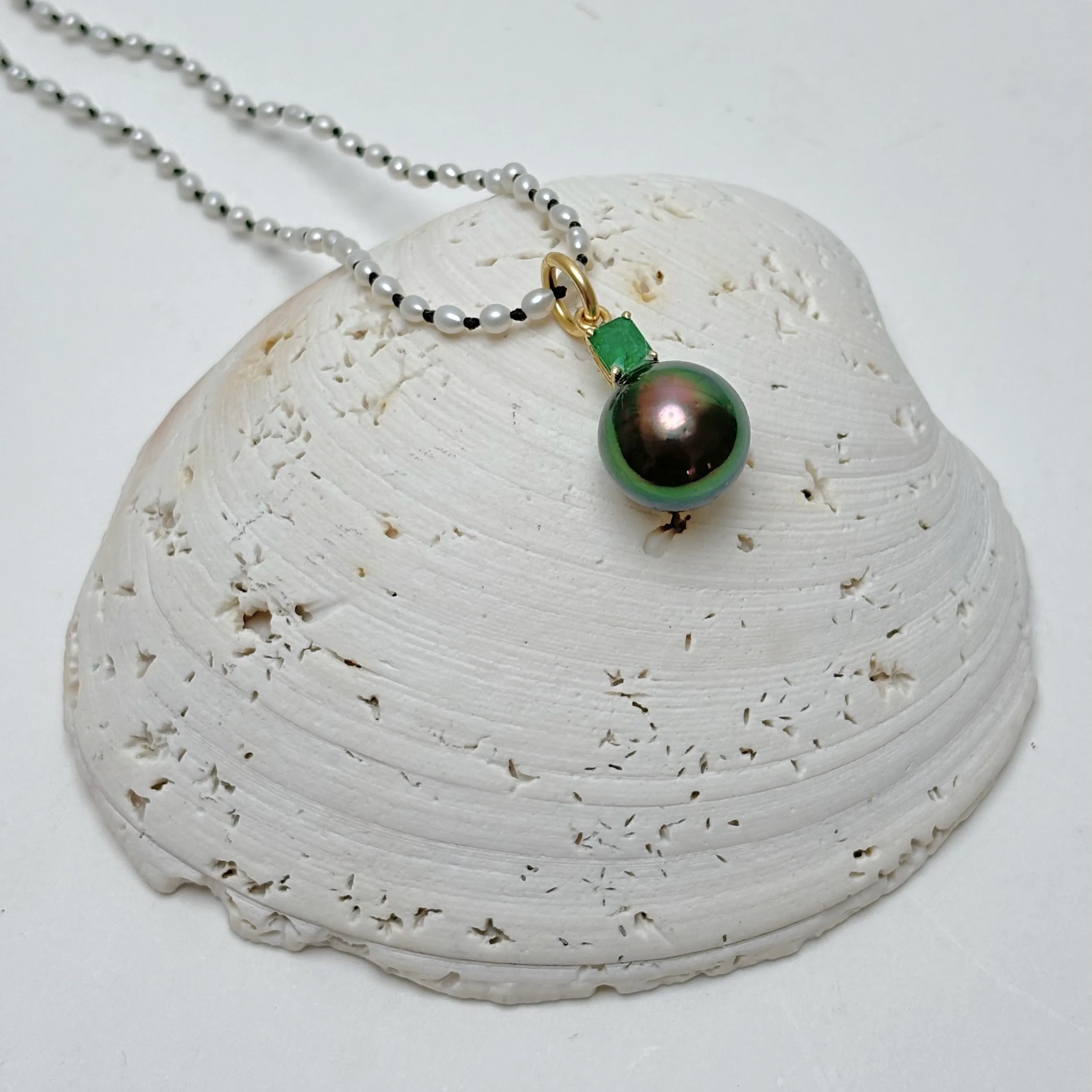 Tahitian pearl and emerald in gold pendant charm
