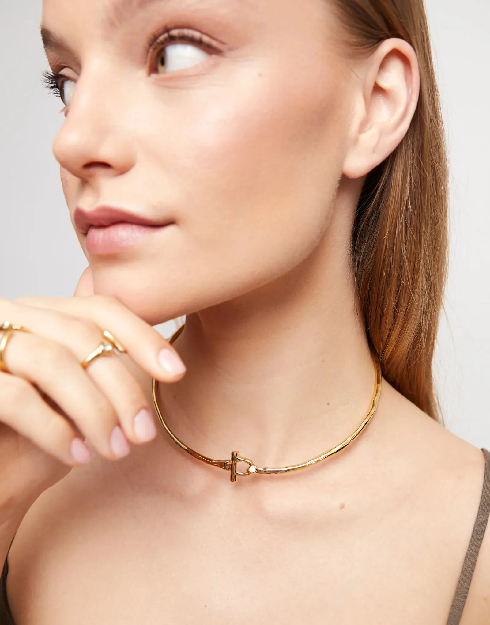 UNOde50 Rigid Necklace with 18K gold-plated Front Clasp and White Topaz